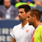Djokovic y Youzhny se saludan después del partido