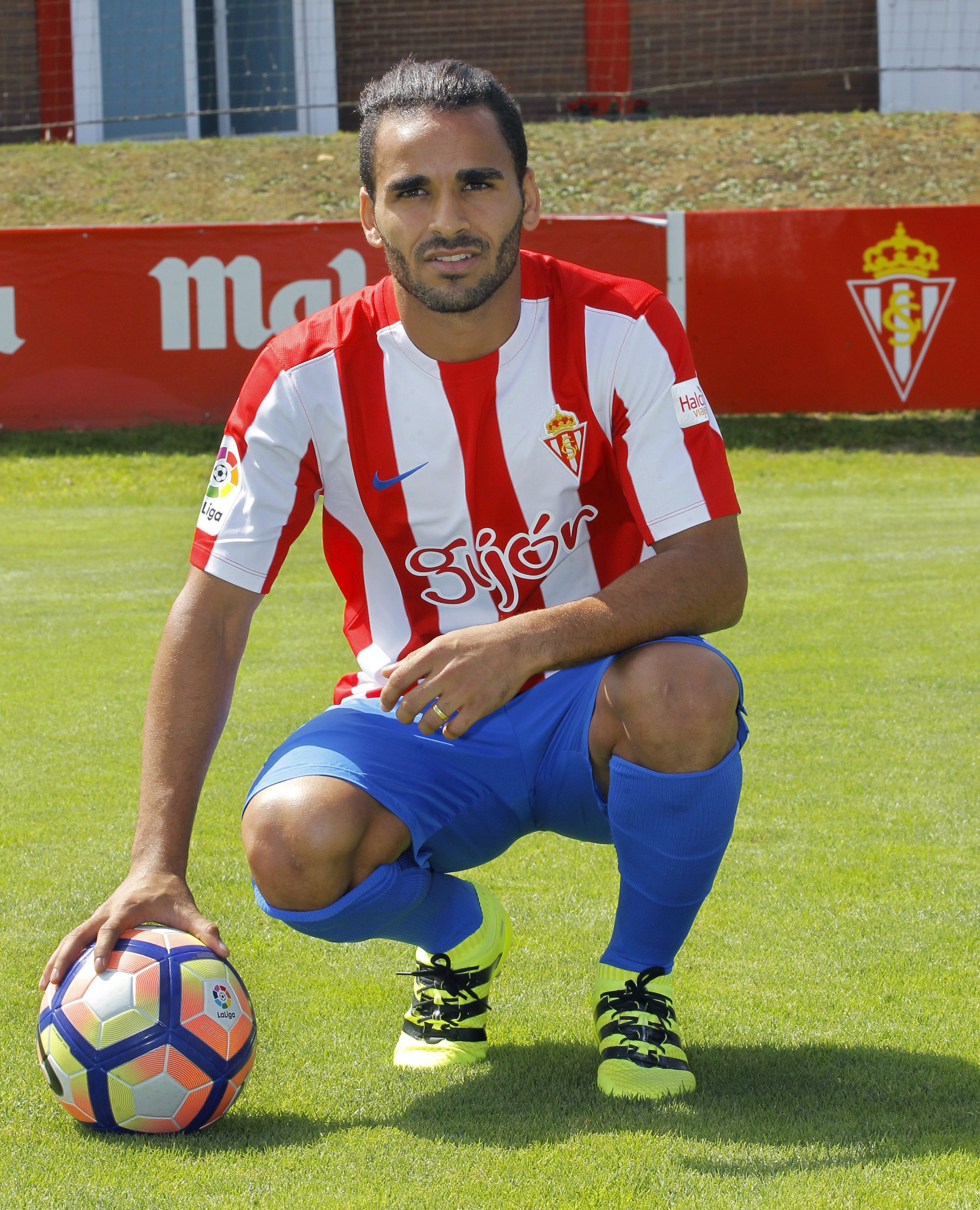 Douglas se lesiona en su primer partido con el Sporting de Gijón Douglas se lesiona en su primer partido con el Sporting de Gijón