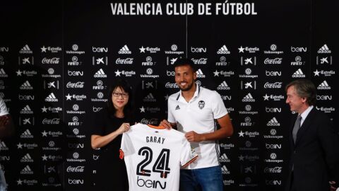 Garay, presentado como jugador del Valencia.