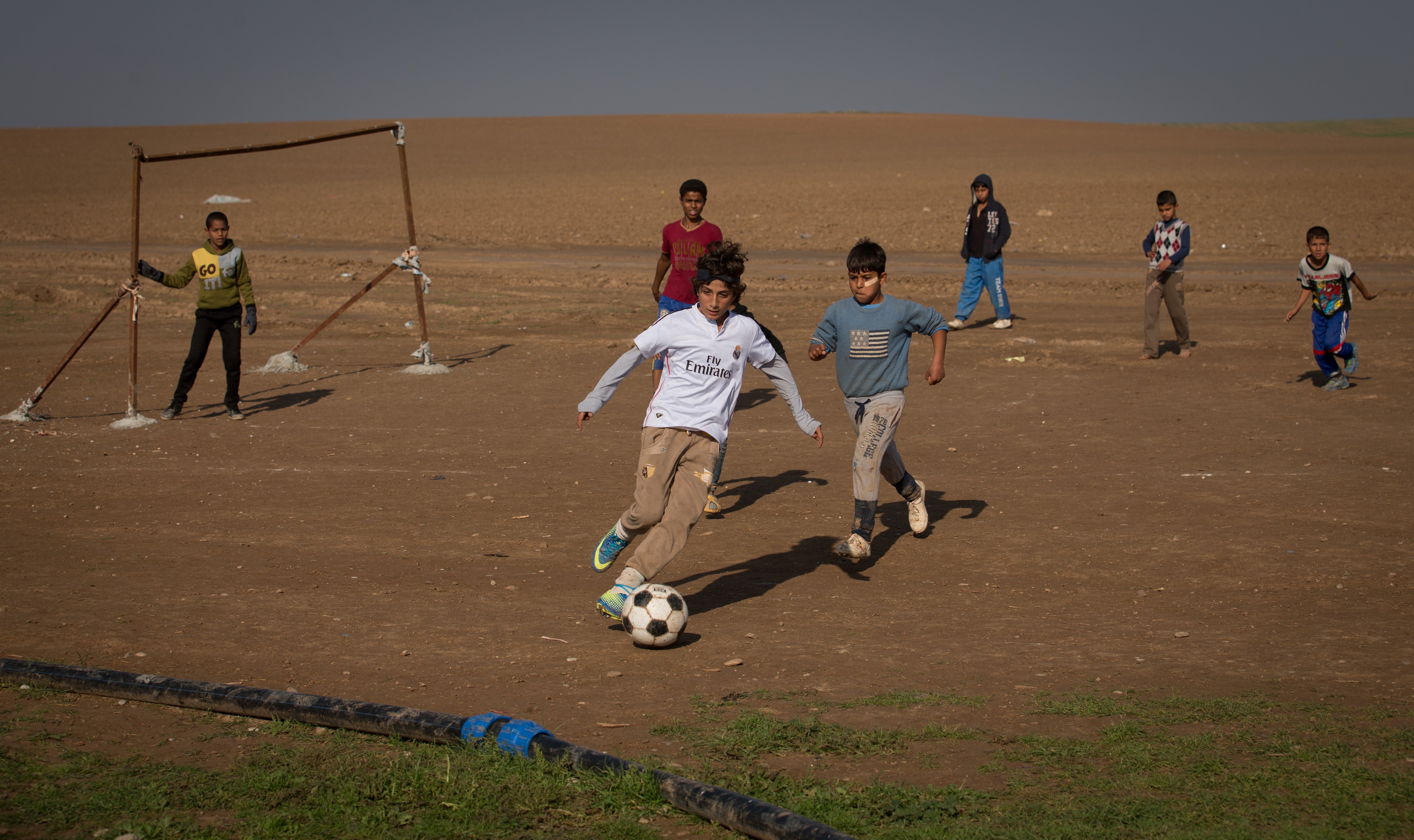 Jugadores del Barça impartirán talleres de fútbol a refugiados en Grecia Jugadores del Barça impartirán talleres de fútbol a refugiados en Grecia