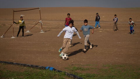 Ni&ntilde;os jugando a f&uacute;tbol en un campo de refugiados del norte de Irak