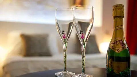 Champagne en habitación de hotel Champagne en habitación de hotel