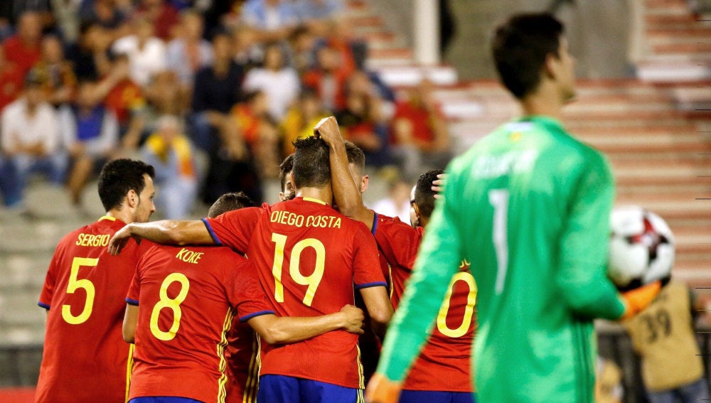 Los jugadores de la selección española celebran el gol ante Bélgica.