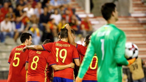 Los jugadores de la selecci&oacute;n espa&ntilde;ola celebran el gol ante B&eacute;lgica.