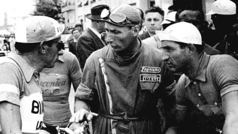 El hist&oacute;rico duelo entre dos ciclistas por el farolillo del Giro.