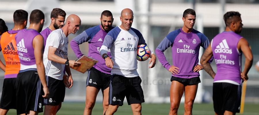 Zidane da instrucciones en el entrenamiento del Real Madrid Zidane da instrucciones en el entrenamiento del Real Madrid