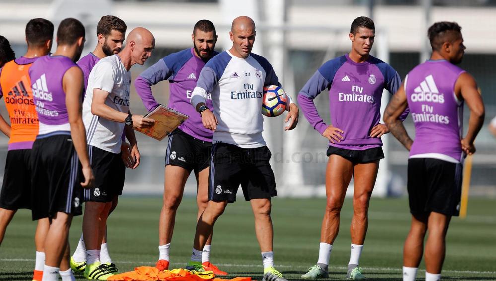 Zidane da instrucciones en el entrenamiento del Real Madrid