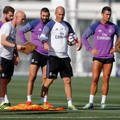 Zidane da instrucciones en el entrenamiento del Real Madrid Zidane da instrucciones en el entrenamiento del Real Madrid