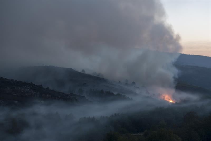Continúa activo el incendio de San Martín de Trevejo, en la Sierra de Gata Continúa activo el incendio de San Martín de Trevejo, en la Sierra de Gata