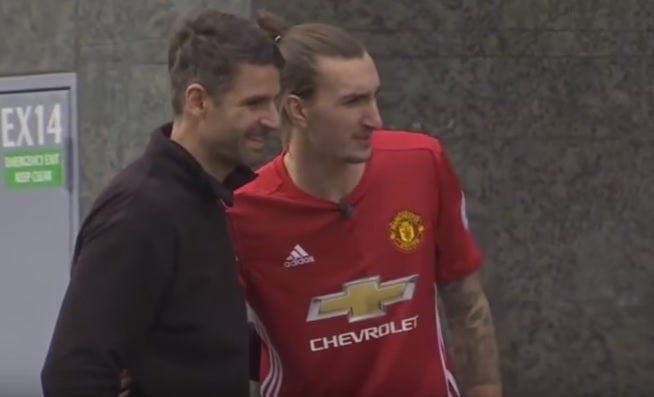 Un doble de Ibrahimovic causa furor en las calles de Manchester Un doble de Ibrahimovic causa furor en las calles de Manchester