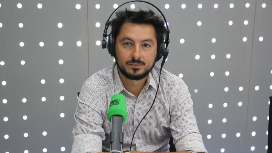 Antonio Lucas en los estudios de Onda Cero