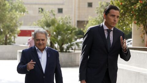 El expresidente de la Diputaci&oacute;n de Valencia, Alfonso Rus, acompa&ntilde;ado por su abogado a su llegada al juzgado