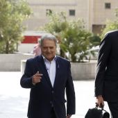 El expresidente de la Diputación de Valencia, Alfonso Rus, acompañado por su abogado a su llegada al juzgado