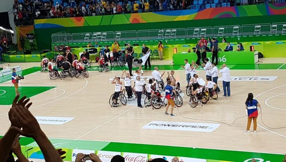 La selección española de baloncesto en silla de ruedas tras un partido en Río 2016
