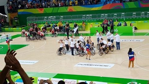 La selecci&oacute;n espa&ntilde;ola de baloncesto en silla de ruedas tras un partido en R&iacute;o 2016