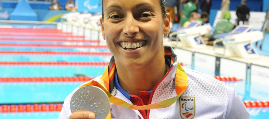 Teresa Perales muestra orgullosa la plata conseguida en los Juegos Paralímpicos de Río 2016 Teresa Perales muestra orgullosa la plata conseguida en los Juegos Paralímpicos de Río 2016
