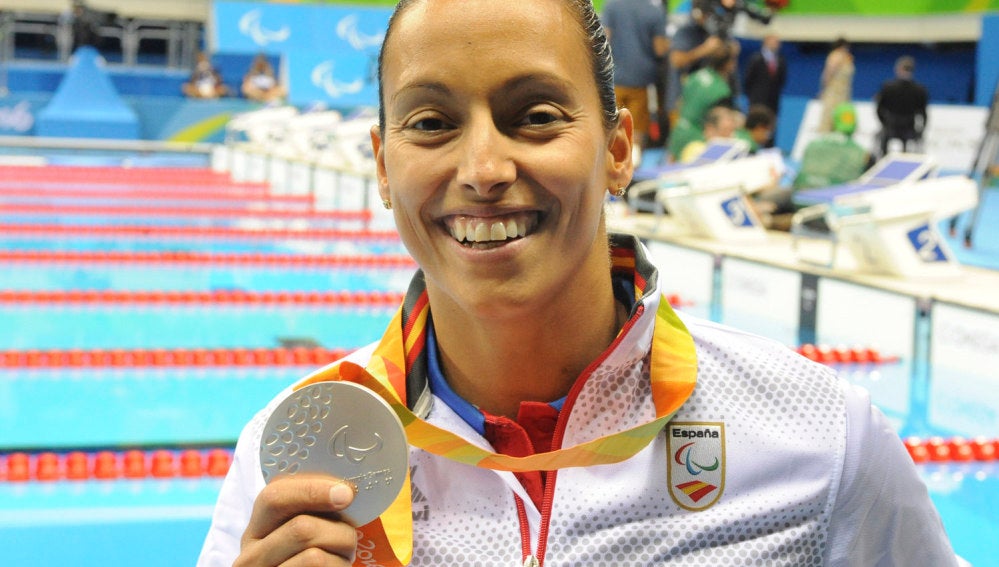 Teresa Perales muestra orgullosa la plata conseguida en los Juegos Paralímpicos de Río 2016