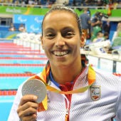 Teresa Perales muestra orgullosa la plata conseguida en los Juegos Paralímpicos de Río 2016