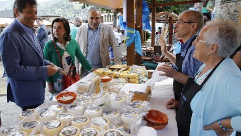 Visita del Presidente del Principado al mercadillo de productos tradicionales de Taramundi