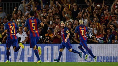 Los jugadores del Bar&ccedil;a celebran el gol de Leo Messi