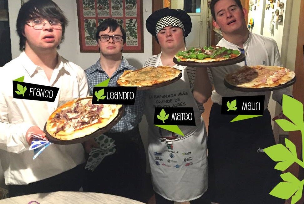Seis chicos con Síndrome de Down arrasan con su servicio de pizza a domicilio Seis chicos con Síndrome de Down arrasan con su servicio de pizza a domicilio