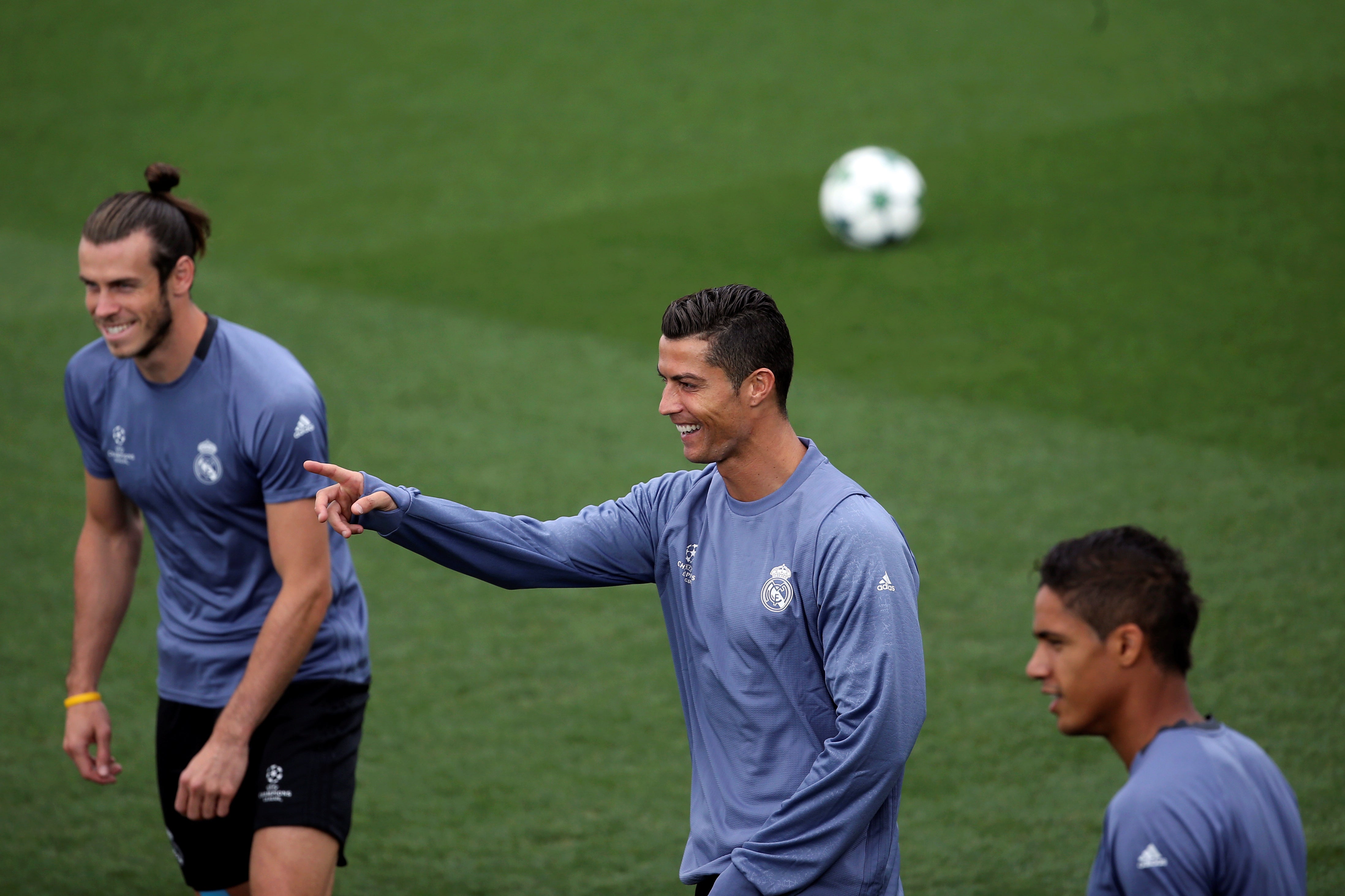 Cristiano Ronaldo sigue entrenándose al margen pero su presencia en el clásico no peligra Cristiano Ronaldo sigue entrenándose al margen pero su presencia en el clásico no peligra