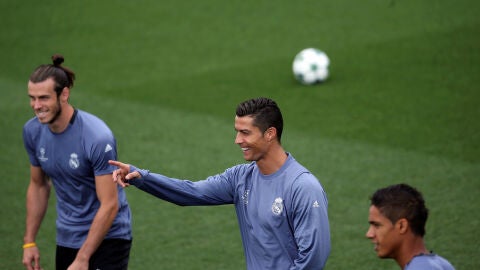 Cristiano bromea en el entrenamiento de Valdebebas