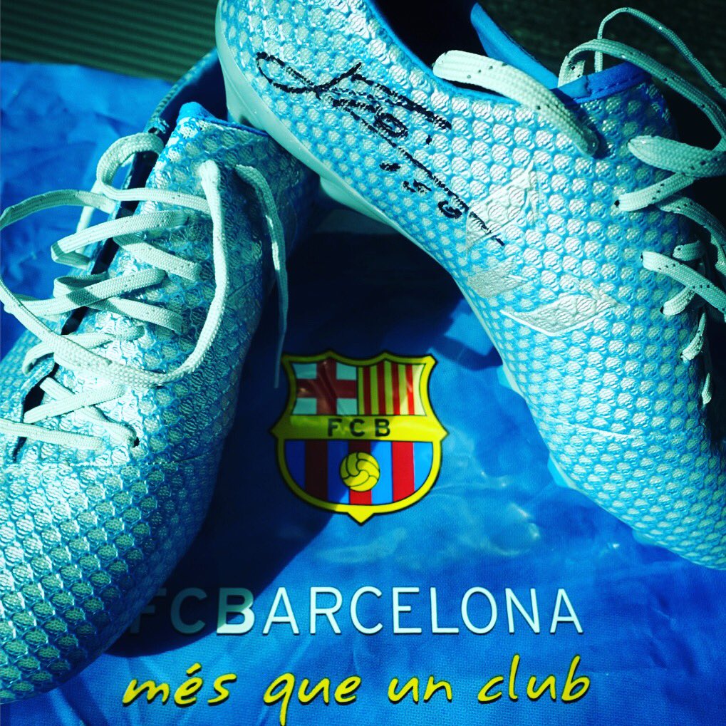 Messi le regala a Chris Froome unas botas de fútbol firmadas Messi le regala a Chris Froome unas botas de fútbol firmadas