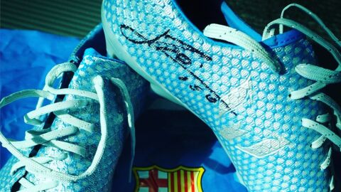 Las botas firmadas de Messi para Froome