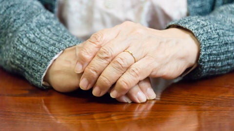 Manos de una persona mayor