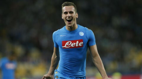 Milik celebra un gol con el N&aacute;poles