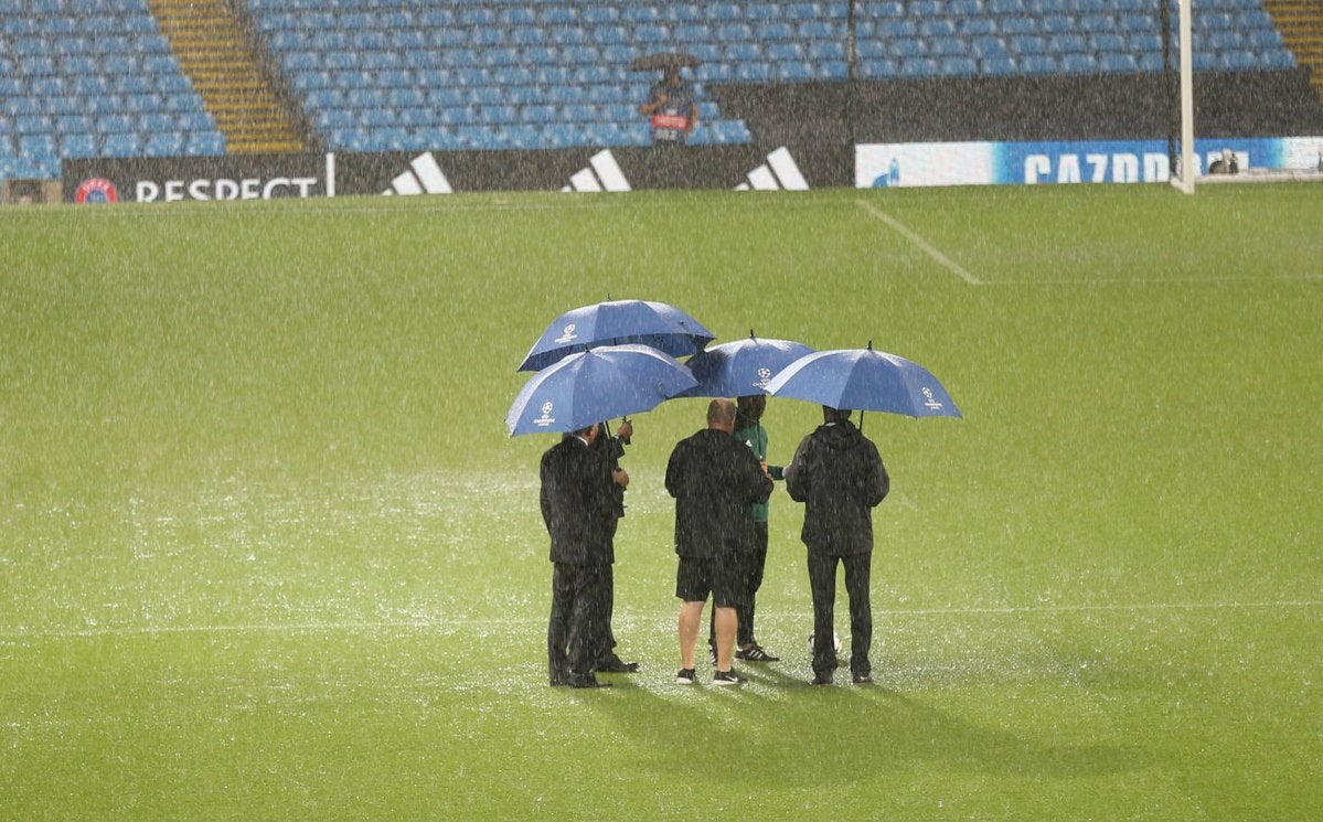 Aplazado por la intensa lluvia el partido entre el Manchester City - Borussia Monchengladbach Aplazado por la intensa lluvia el partido entre el Manchester City - Borussia Monchengladbach