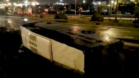 El autob&uacute;s volcado en Barcelona