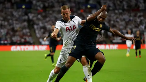 Harry Kane y Sidibe se disputan el balón en el Tottenham - Mónaco Harry Kane y Sidibe se disputan el balón en el Tottenham - Mónaco