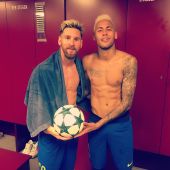 Neymar y Messi homenajean a Bola de dragón