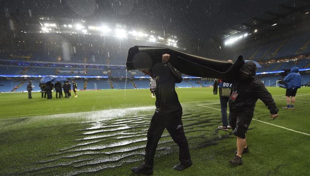 Momento en el fue suspendido el encuentro en el Etihad.