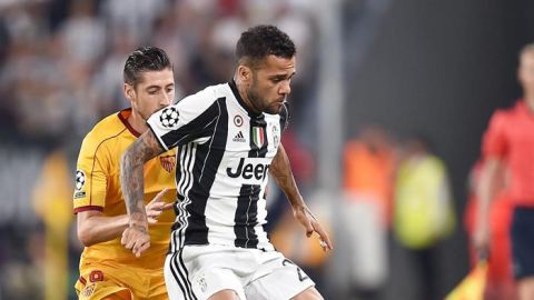 Dani Alves con Sergio Escudero. 