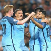 Agüero y sus compañeros del City celebran el gol del argentino