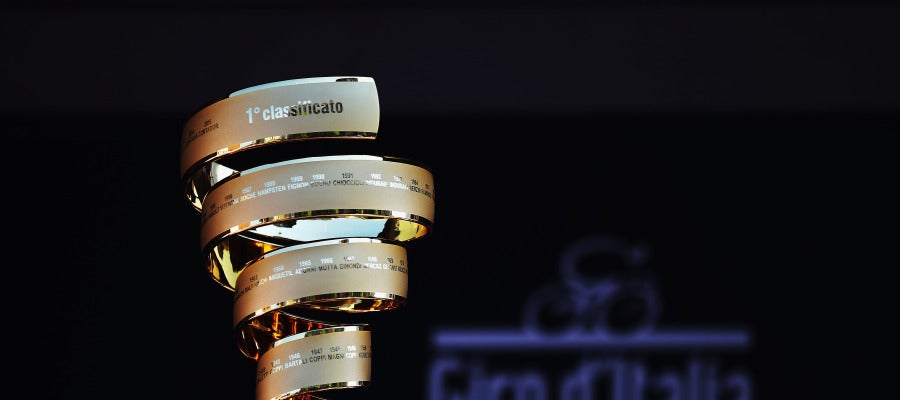 El trofeo del Giro de Italia. El trofeo del Giro de Italia.