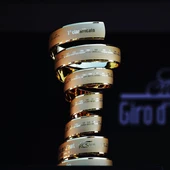 El trofeo del Giro de Italia. El trofeo del Giro de Italia.