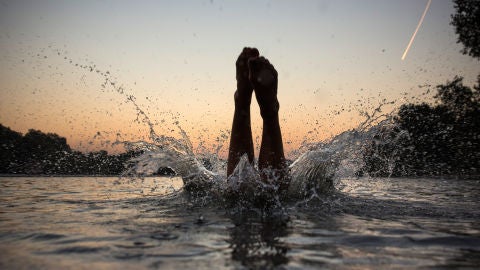 Ba&ntilde;ista combatiendo el calor a primera hora de la ma&ntilde;ana en el sur de Inglaterra donde el calor contin&uacute;a 