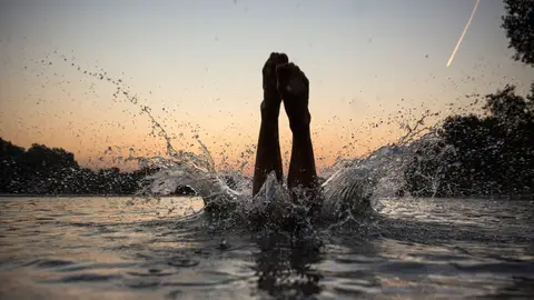 Combatiendo el calor en el sur de Inglaterra (14-09-2016) Bañista combatiendo el calor a primera hora de la mañana en el sur de Inglaterra donde el calor continúa