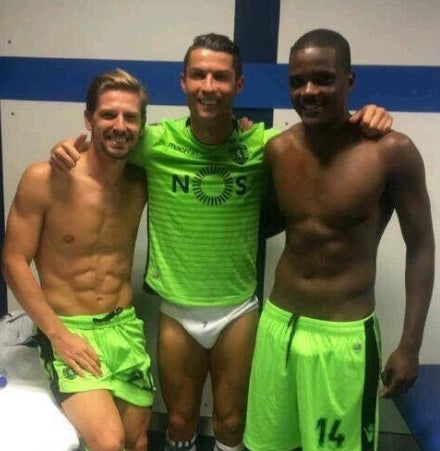 Cristiano posa con la camiseta del Sporting de Portugal y en calzoncillos 'personalizados' Cristiano posa con la camiseta del Sporting de Portugal y en calzoncillos 'personalizados'