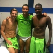 Cristiano Ronaldo posando con la camiseta del Sporting y en calzoncillos. Cristiano Ronaldo posando con la camiseta del Sporting y en calzoncillos.