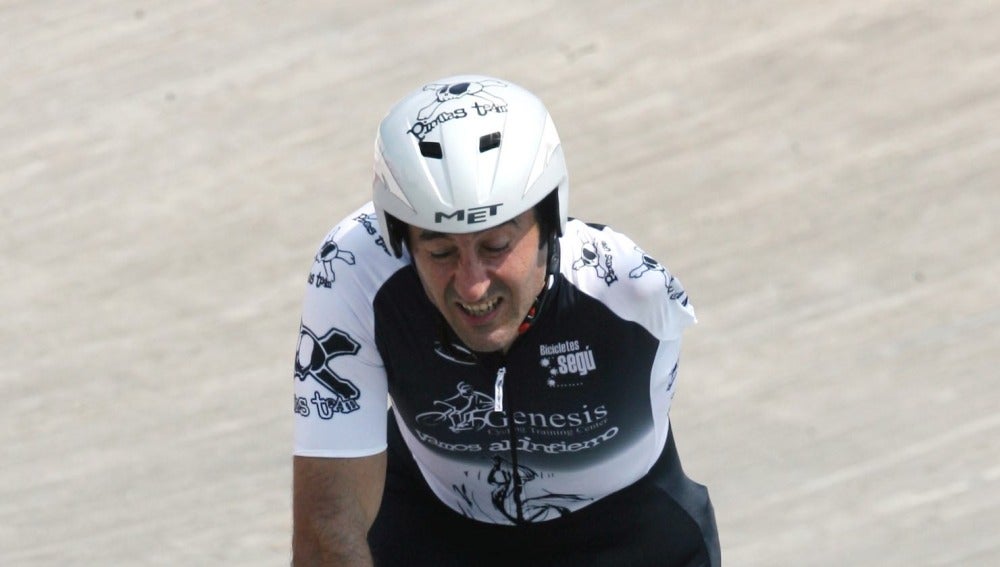 El ciclista catalán Juanjo Méndez, que compite sin pierna ni brazo izquierdos encima de la bicicleta.