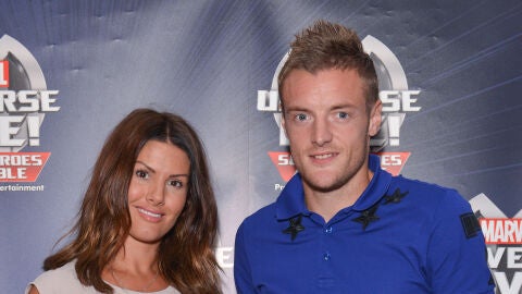 Vardy posando junto a su mujer.