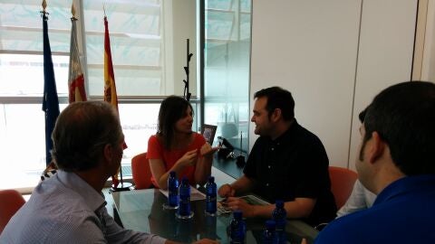 El regidor d'Economia, Xavi Ochando durant la primera reuni&oacute; que ha mantingut amb la directora general d'Internacionalitzaci&oacute; de la conselleria d'Economia