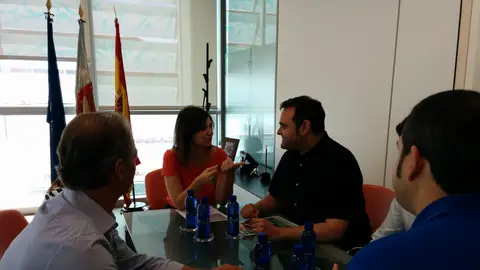 Primera trobada de la directora general d'Internacionalització, MªDolores Parra amb l'ajuntament de Vila-real. El regidor d'Economia, Xavi Ochando durant la primera reunió que ha mantingut amb la directora general d'Internacionalització de la conselleria d'Economia