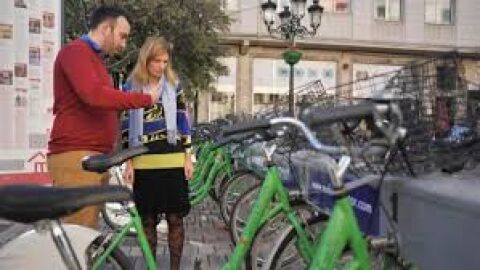 El concejal de Movilidad del Ayuntamiento de Castell&oacute;n, Rafa Sim&oacute;, y la alcaldesa, Amparo MArco, han defendido la apuesta del Gobierno municipal de fomentar el uso de la bicicleta.
