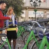 El concejal de Movilidad del Ayuntamiento de Castellón, Rafa Simó, y la alcaldesa, Amparo MArco, han defendido la apuesta del Gobierno municipal de fomentar el uso de la bicicleta.